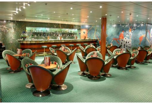 El Capriccio Bar y sus originales sillas de diseño italiano